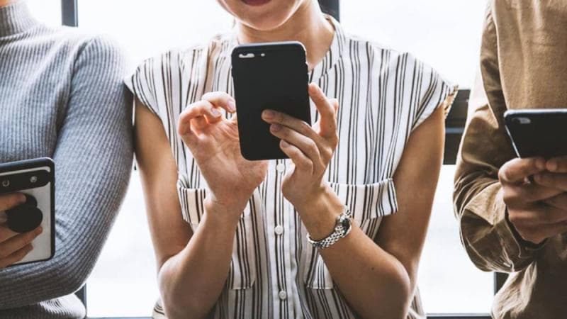 Habiskan Lebih dari 5 Jam Bermain HP, Apakah Orang Indonesia Kecanduan Gawai?