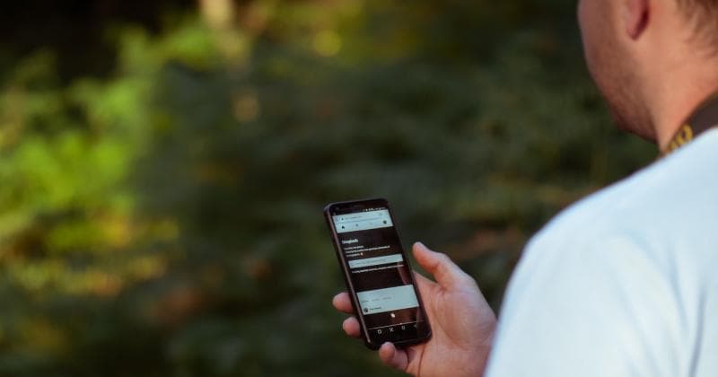 Ilustrasi: Kecanduan bermain HP bisa memicu efek negatif bagi kesehatan fisik dan psikis. (Unsplash/Jamie Steet)