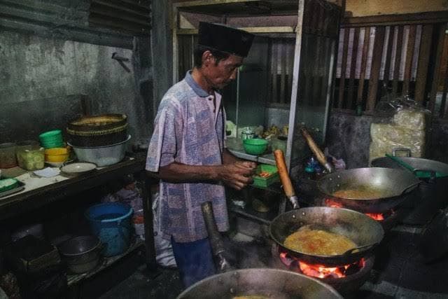 Slamet alias Pak Pethel merupakan koki satu-satunya di warung makan ini. (Sabilaholiday)&nbsp;
