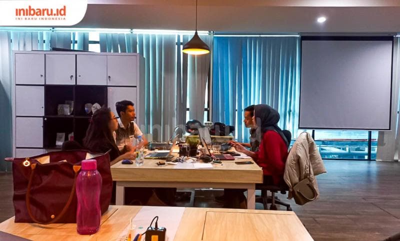 Salah satu ruangan co-working space yang terdapat di Hetero Space Semarang.&nbsp;(Inibaru.id/ Fitroh Nurikhsan)