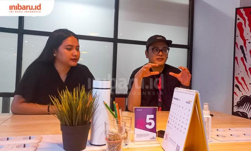Salah seorang pendiri Hetero Space di Jawa Tengah Khaleed Hadi Pranowo (kanan) bersama Manager Impala Network Dona Trisukma Astiko Putri (kiri). (Inibaru.id/ Fitroh Nurikhsan)
