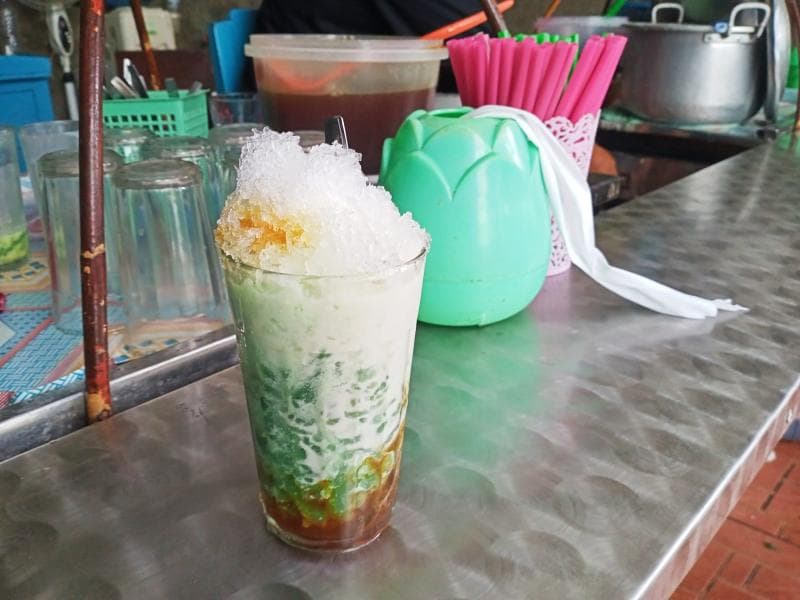 Es Dawet Moro Seneng Kliwon terkenal nikmat karena dawetnya kental dan lembut. (Mojok/Abdul Karim)