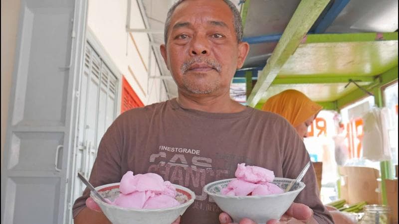 Selain mengobati dahaga, semangkuk rujak es krim juga bisa banget membuatmu kenyang. (Beta/Rabu Sipan)
