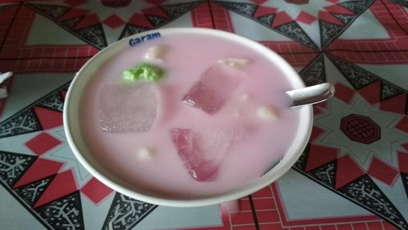 Es Gempol Mekarsari Pak Yanto semakin mantap karena ada tambahan putu mayang dan tape ketan. (Restaurantguru)