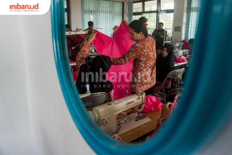 Para siswa menjahit pakaian APD di Gedung BLK Disnaker Kota Semarang. (Inibaru.id/ Audrian F)<br>