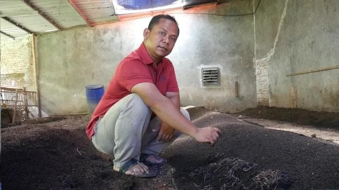 Farid di tempat budi daya cacingnya. (Betanews/Kaerul Umam)
