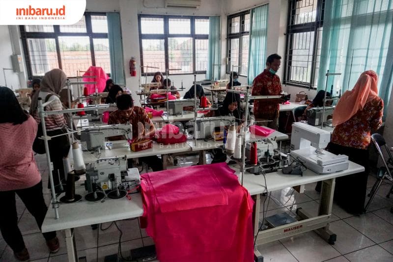 Ruang kerja penjahit pakaian APD. (Inibaru.id/ Audrian F)<br>