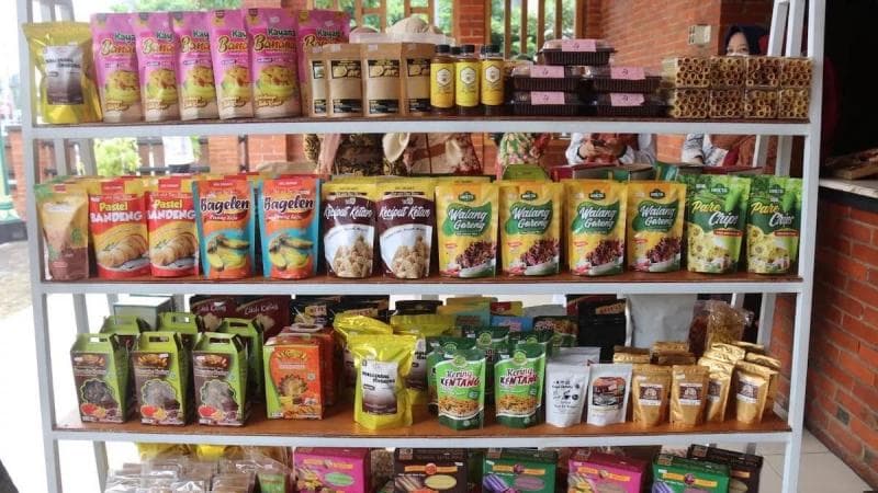 Untuk bisa mendapatkan sertifikasi halal ada beberapa persyaratan yang harus dilengkpai di antaranya nama dan izin usaha, daftar bahan yang digunakan, proses pengolahan dan sistem jaminan halal. (Blorakab)