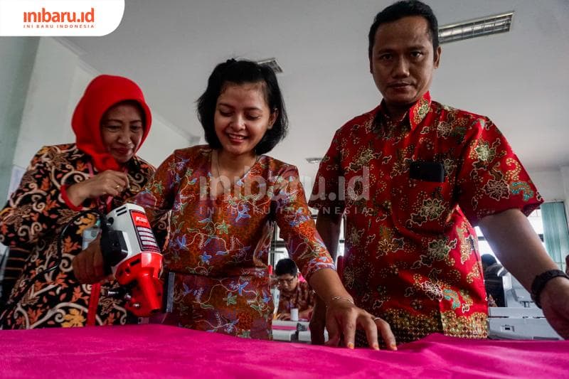 Rozikin mencoba memberi bimbingan kepada peserta untuk mencetak pakaian APD. (Inibaru.id/ Audrian F)<br>