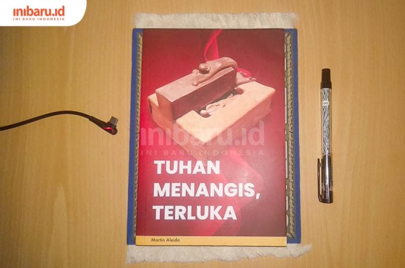 Buku terbaru Martin Aleida yang berjudul "Tuhan Menangis, Terluka". (Inibaru.id/&nbsp;Fitroh Nurikhsan)