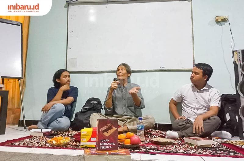 Sastrawan Martin Aleida sedang membedah karya terbarunya di Sekretariat Aliansi Jurnalistik Independen (AJI) Kota Semarang. (Inibaru.id/ Fitroh Nurikhsan)