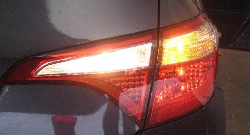 Semua lampu rem kendaraan berwarna merah. (Auto2000)