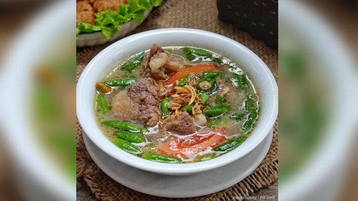 Sup janda berkuah bening dilengkapi dengan tomat dan cabai yang masih segar. (Tribunnews)