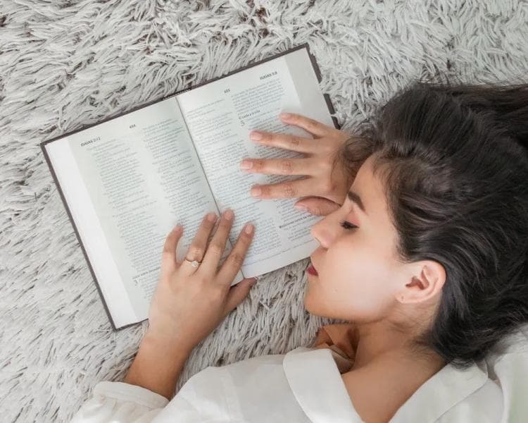 Terdapat beberapa tips agar lebih mudah tertidur. (elitespringbed)