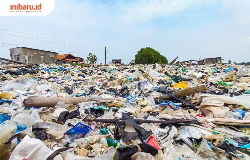 Sampah plastik berserakan di bibir pantai Tambakrejo dan dibiarkan begitu saja.