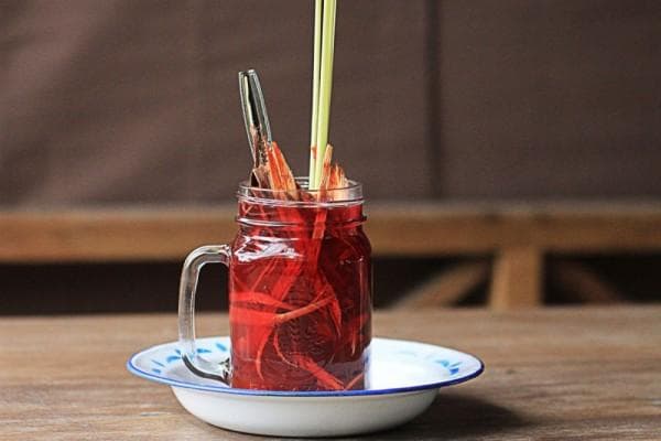 Bukan wedang secang namanya kalau nggak pakai kayu secang. (Idntimes)