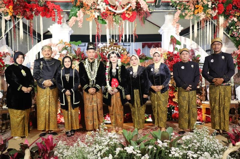 Rangkaian nikah khas Jawa dilakukan dalam acara Bupati Mantu. (Pituruhnews)