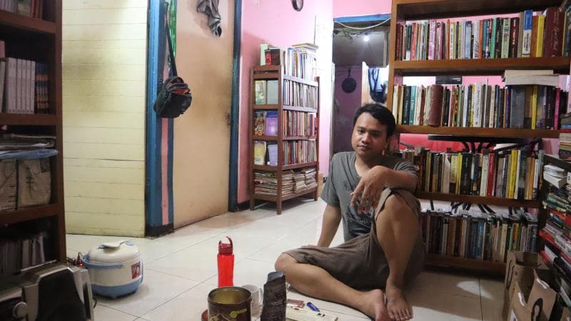 Wiwid bersama istrinya mengelola Penerbit Beruang dari rumah. (Inibaru.id/ Gregorius Manurung)