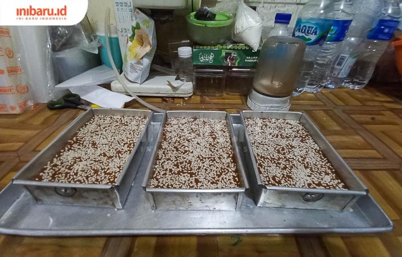 Adonan roti ganjel rel yang telah ditaburi wijen sebelum dimasukkan ke dalam oven. (Inibaru.id/ Fitroh Nurikhsan)