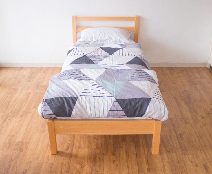 Kasur single adalah kasur untuk satu orang saja. (Uwitan)