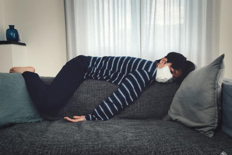 Membatasi kontak. (Hellosehat)<br>