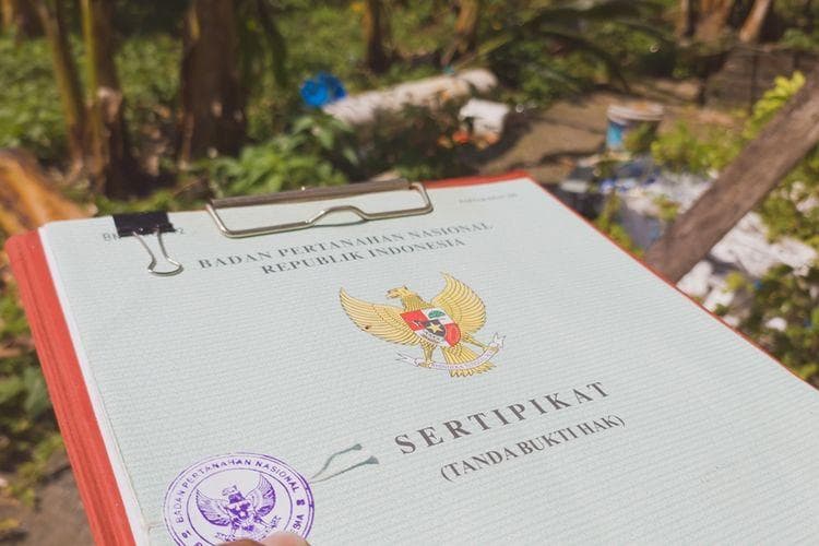 Pastikan sertifikat asli dan sudah berada di tangan kamu sebagai pemilik. (Shutterstock/MuhsinRina via Kompas)