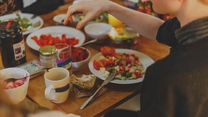 Ilustrasi: Lebih baik kamu makan dengan porsi sedikit agar metabolisme terus berjalan baik. (Unsplash)