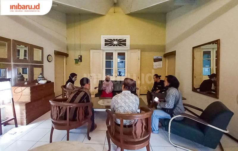 Kerabat Nh Dini, Oeti&nbsp;Siti Adiati, sedang berbagi cerita tentang perjalanan hidup Nh Dini di Kampung Sekayu. (Inibaru.id / Fitroh Nurikhsan)