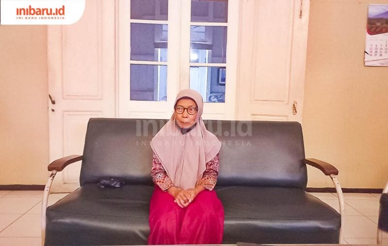 Potret kerabat Nh. Dini,&nbsp;Oeti Siti Adiati saat menceritakan semasa hidup Nh. Dini yang sempat tinggal di Kampung Sekayu. (Inibaru.id / Fitroh Nurikhsan)