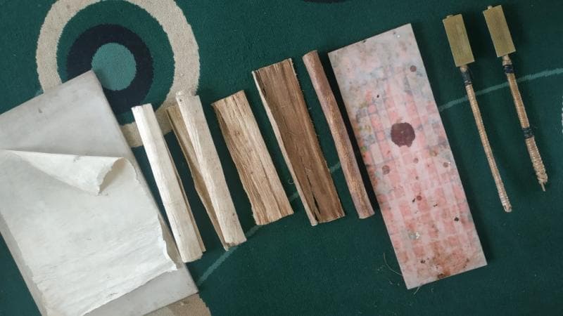 Peralatan yang digunakan untuk membuat kertas dluwang. (Kemendikbud)