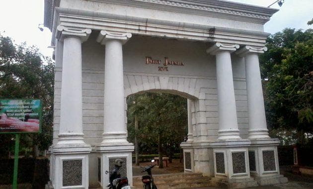 Penampakan gerbang depan Benteng VOC di Jepara. (Ayokemanamana via Jejakpiknik)