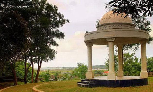 Salah satu sudut taman di Benteng VOC. (wikiwand via Jejakpiknik)