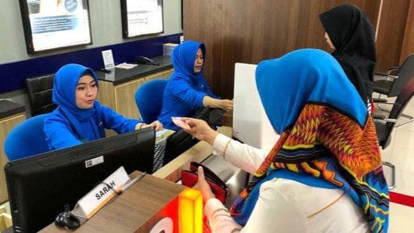 Selesaikan administrasi di meja customer service ya! (Medium)