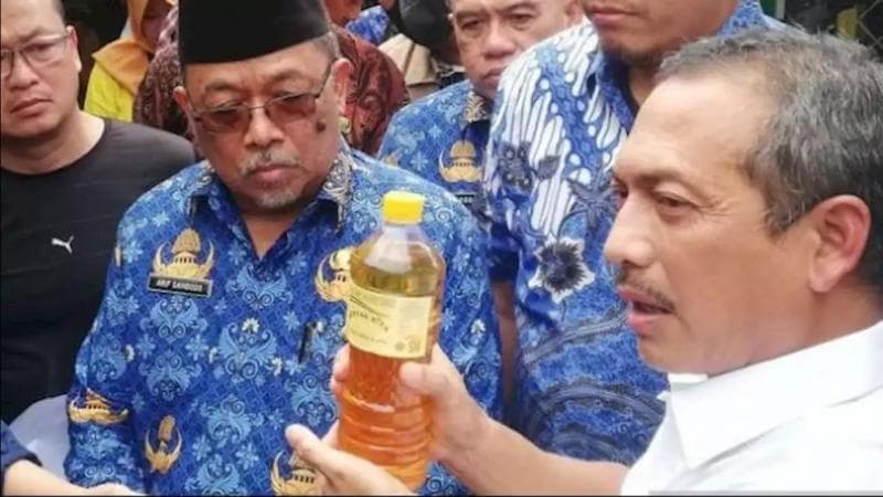 Minyakita palsu yang ditemukan di Sragen dikemas dalam botol dan bertuliskan Minyak Kita. (Antara)