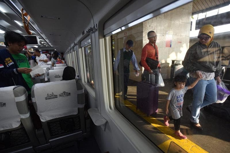 Ilustrasi: masyarakat dapat membeli tiket untuk perjalanan Kereta Api (KA) Jarak Jauh dengan pembelian minimal 2 jam sebelum keberangkatan kereta api. (Antara/Wahyu Putro A)