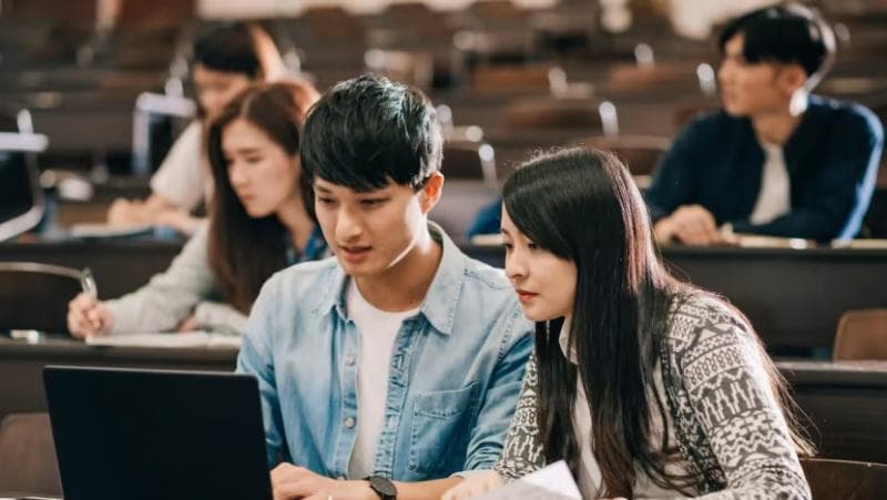 Dikhawatirkan, peran guru semakin berkurang karena ChatGPT. (iStock/Drazen_)