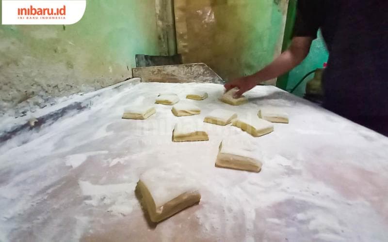 Bentuk adonan Bolang-baling Peterongan yang sudah dipotong-dipotong. (Inibaru.id/Fitroh Nurikhsan)