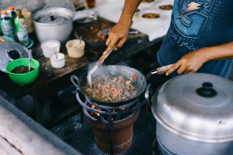 Entok slenget menjadi menu kuliner autentik Sleman yang cocok untuk kamu pencinta daging bebek. (Foodandfeast)