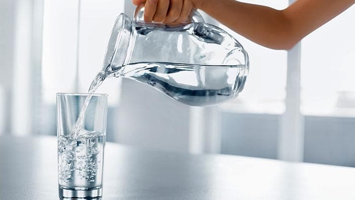 Meski jarang haus, kamu harus tetap minum banyak air. (Shutterstock via Tempo)