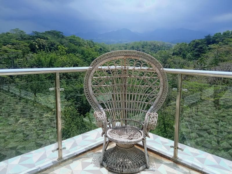 Latar Gunung Muria bisa kamu dapatkan di Gardu Pandang The Hills Vaganza. (Inibaru.id/ Rafida Azzundhani)