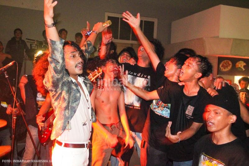 Sugeng Wisnusutha, vokalis White Swan, band dari Bali yang bernyanyi bersama penonton tanpa barikade.