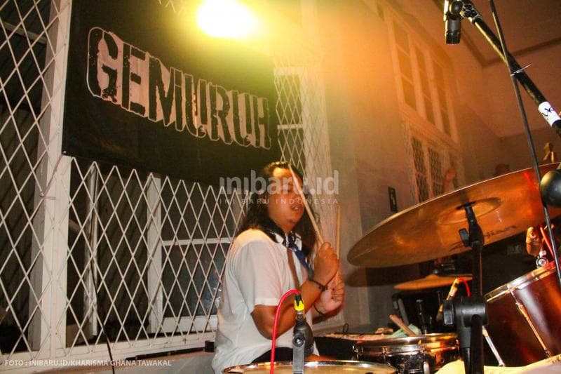 Maha Wahyu, drummer yang sigap mengontrol tempo musik dari&nbsp;White Swan.