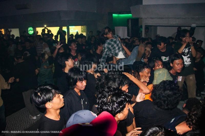 Moshing menjadi salah satu daya tarik dalam sebuah gig musik underground.