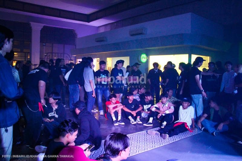 Miwiti Space dipenuhi penonton penggemar musik underground. Di sela pergantian band, para penonton beristirahat sembari&nbsp;berbincang atau berkenalan dengan penonton lain.