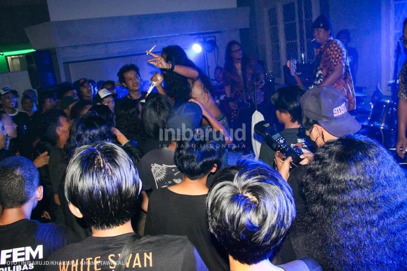 Udin Lar, musikus asli Semarang yang dikenal luas setelah kedai makan kepunyaannya yakni Angkringan West viral di media sosial, turut memeriahkan Gemuruh Gigs.