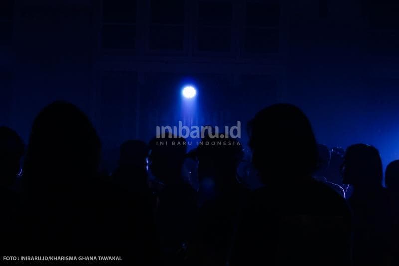 Ruangan yang sengaja dibuat sangat redup membuat Gemuruh Gigs berlangsung lebih intens.