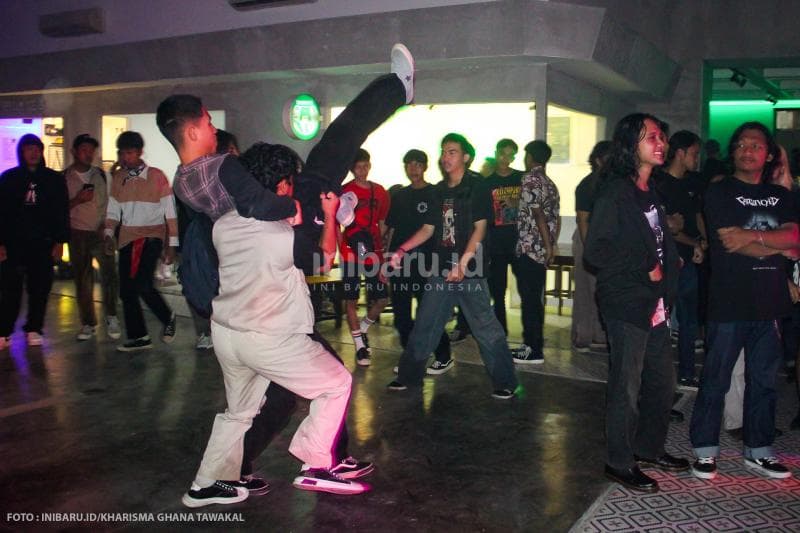 Moshing menjadi salah satu cara penonton menikmati gig musik underground.