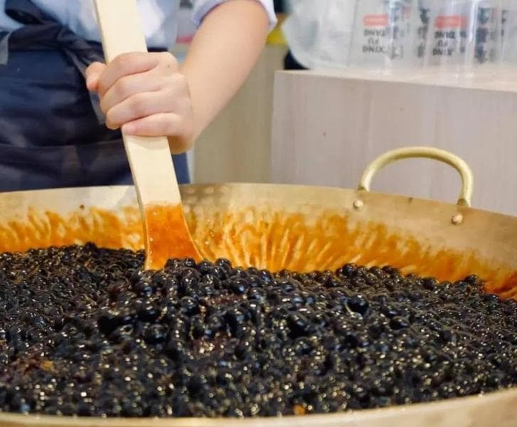 Mengolah boba. (Klfoodie)