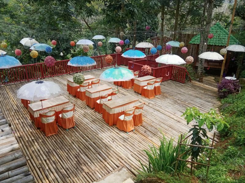 Beraneka lampu di malam hari akan menambah kesan romantis di spot ini.&nbsp;(Inibaru.id/ Rafida Azzundhani)