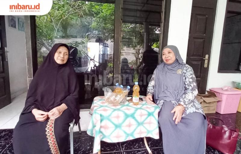 Potret Ketua GSR Misbah Zulfa Elisabeth bersama seorang warga RW 03. (Inibaru.id/Fitroh Nurikhsan)